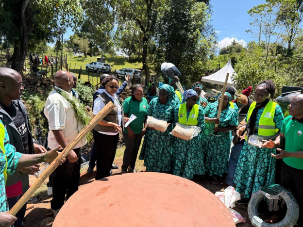 Berur Womens Group receiving seeds from the KEFRI team